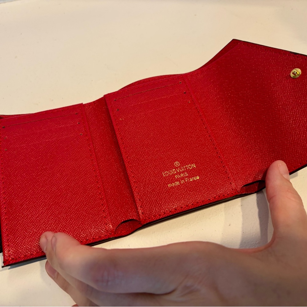 Embossed leather trifold wallet - Picture 2 of 3